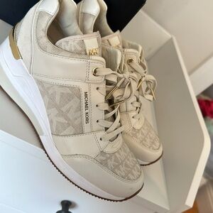 Like new mk women sneaker